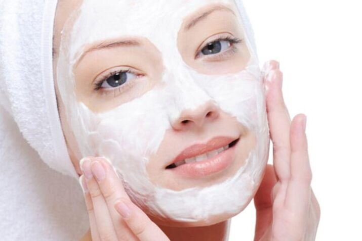 Apply a mask to rejuvenate facial skin at home. 